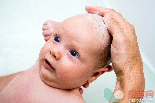 人,城镇,浴盆,头发,爱的_134956162_Washing baby's hair_创意图片_Getty Images China