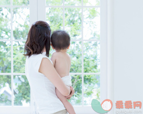 眼镜,人,休闲装,室内,住宅房间_505317725_Mother Carrying Her Child_创意图片_Getty Images China