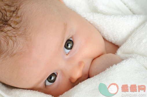 白色,人,床,毛巾,人的眼睛_155128731_Cute Baby Girl in a Towel sucking her Hand_创意图片_Getty Images China