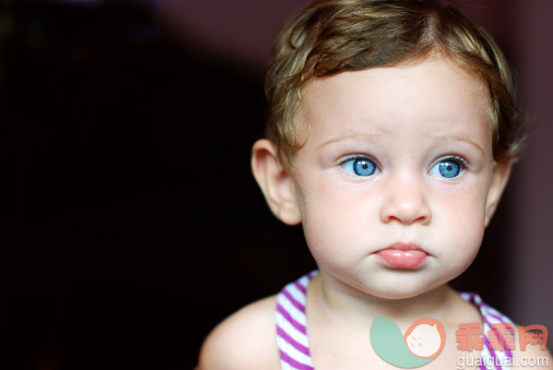 人,12到17个月,户外,人的头部,人的脸部_157742614_Little girl with blue eyes_创意图片_Getty Images China