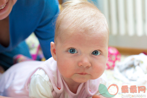 人,婴儿服装,2到5个月,文字,四分之三身长_515029029_Portrait of crawling baby girl_创意图片_Getty Images China