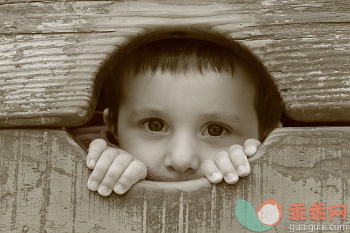 人,人的脸部,人的眼睛,棕褐色调,短发_564693063_Little girl looking out a hole_创意图片_Getty Images China