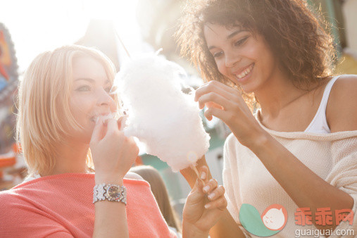 人,饮食,休闲装,甜食,户外_490661175_Germany, Herne, Two young women at the fairground eating candyfloss_创意图片_Getty Images China