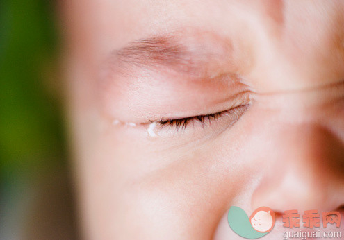 人,室内,人的脸部,人的鼻子,人的眼睛_126171470_Close-up of a baby girl crying_创意图片_Getty Images China