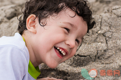 人,户外,快乐,微笑,嬉戏的_519194253_Smiling boy (2-4) playing on sand_创意图片_Getty Images China