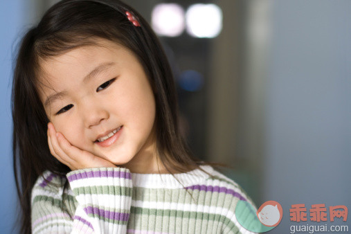 人的头部,人的脸部,下巴,快乐,黑发_157187315_Smiling Child_创意图片_Getty Images China