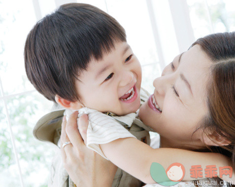 人,室内,快乐,深情的,窗户_505325769_Happy Mother And Son Playing_创意图片_Getty Images China