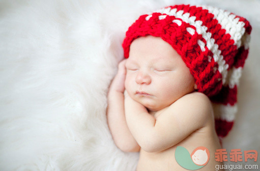 帽子,生活方式,室内,人的眼睛,满意_165884532_Newborn Baby Sleeping with Red White Striped Hat On._创意图片_Getty Images China