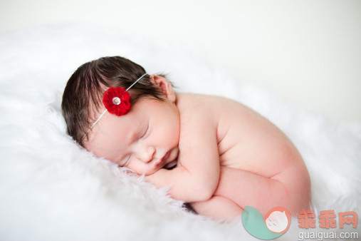 室内,人的眼睛,满意,手,白人_155148526_Newborn Baby GIrl Curled Up and Sleeping_创意图片_Getty Images China