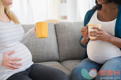 人,饮食,沙发,沟通,人生大事_557475399_Pregnant women drinking coffee and talking on sofa_创意图片_Getty Images China