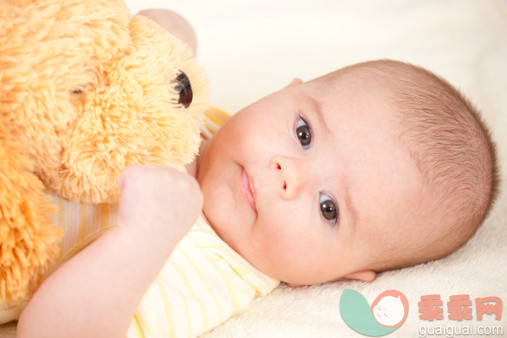 人,玩具,人的脸部,人的眼睛,褐色眼睛_157569360_Baby and a toy_创意图片_Getty Images China