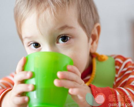 人,马克杯,人的眼睛,褐色眼睛,喝_157563788_Toddler drinking from a mug_创意图片_Getty Images China