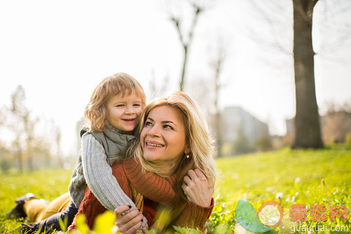 人,生活方式,自然,户外,快乐_476089266_Happy mother and son lying in grass in the park._创意图片_Getty Images China