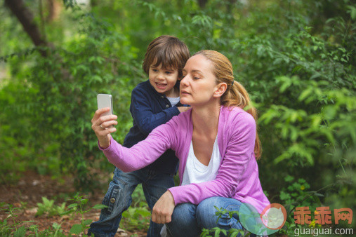 人,沟通,电话机,户外,30岁到34岁_512053835_Mother with her son taking selfie_创意图片_Getty Images China