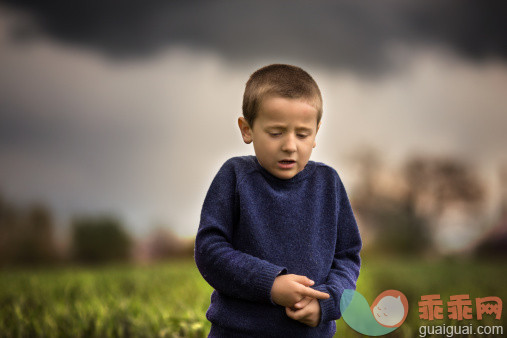 人,毛衣,户外,担心,棕色头发_498350605_scared lost child looking down_创意图片_Getty Images China