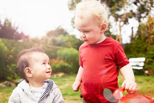 进行中,人,沟通,户外,白人_521815355_Two baby boys looking at each other_创意图片_Getty Images China