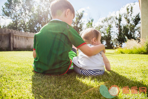 人,休闲装,户外,白人,庭院_562612271_USA, Colorado, Brother (6-7) and sister (6-11months) sitting in grass_创意图片_Getty Images China