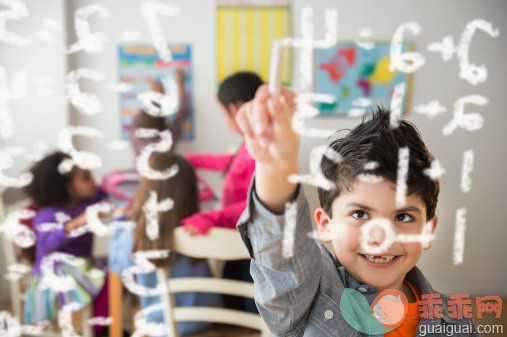 眼镜,写,人,教育,室内_503848159_Boy doing math problems in classroom_创意图片_Getty Images China