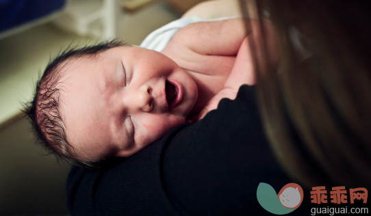 人,室内,白人,拿着,母亲_163710989_New born baby_创意图片_Getty Images China