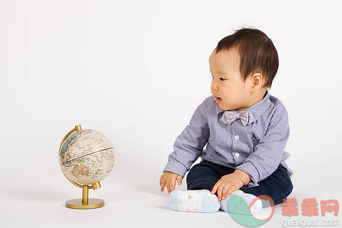 室内,微笑,看,地球仪,旅行_gic13866523_Boy looking at a globe_创意图片_Getty Images China