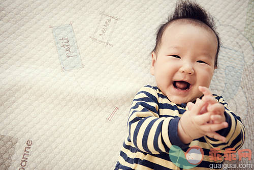 室内,蒲团,看,尿布,微笑_gic13864979_Smiling baby_创意图片_Getty Images China