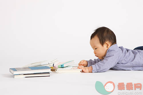 室内,微笑,看,书,触摸_gic13863735_Boy holding a book_创意图片_Getty Images China