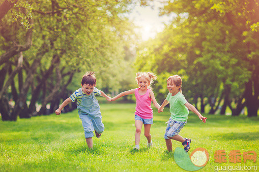 太阳,人,活动,休闲装,生活方式_480131008_Three happy children in summer_创意图片_Getty Images China