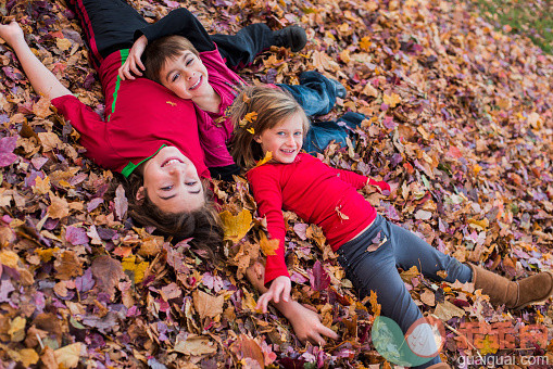 人,休闲装,自然,户外,白人_555001203_Three siblings lying in autumn leaves_创意图片_Getty Images China