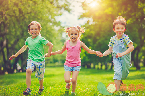 太阳,人,活动,休闲装,生活方式_480131018_Three happy children in summer_创意图片_Getty Images China