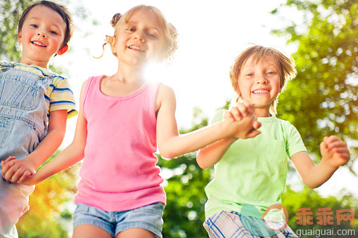 太阳,人,活动,图像,休闲装_478864020_Three happy children in summer_创意图片_Getty Images China