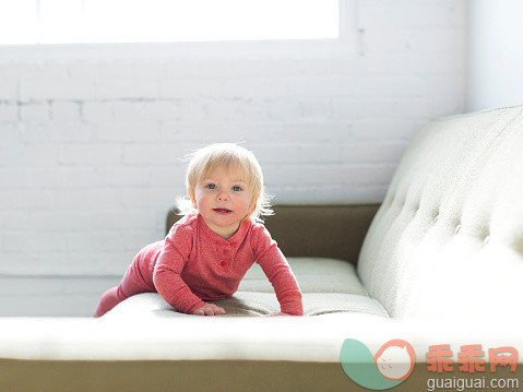 进行中,人,住宅内部,沙发,室内_555176625_USA, Utah, Salt Lake City, Baby boy (2-3) crawling on sofa_创意图片_Getty Images China