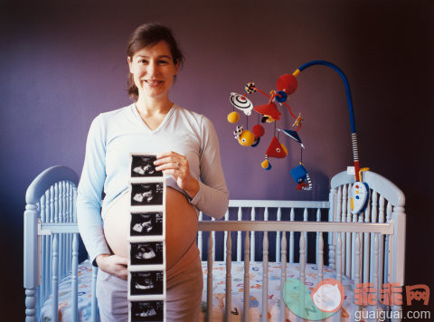 摄影,Y50701,婴儿用品,婴儿床,式样_6410-001677_Pregnant Woman in Nursery_创意图片_Getty Images China