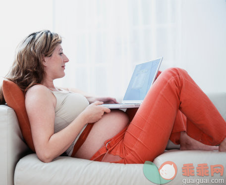 沟通,摄影,Y50701,斜躺着,室内_3538-000026_Pregnant Woman with Laptop_创意图片_Getty Images China