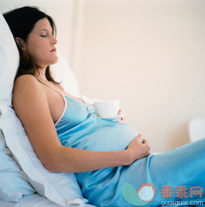 摄影,Y50701,休息,式样,卧室_a0214-000024_Pregnant Woman in Bed_创意图片_Getty Images China