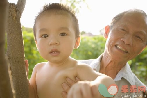 年龄对比,退休,旅行,加拿大文明,时尚_56619842_Grandson and Grandfather_创意图片_Getty Images China