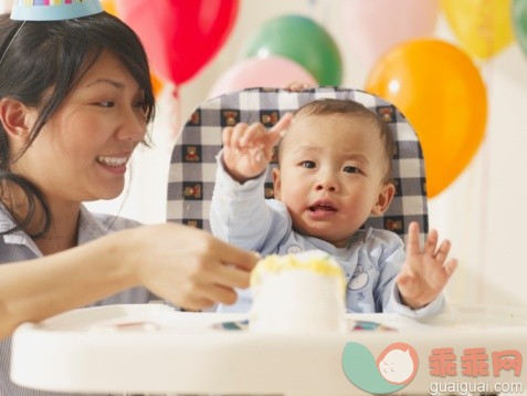 主题,传统文化,饮食,概念,休闲活动_72007361_Asian mother and baby in high chair with birthday cake_创意图片_Getty Images China