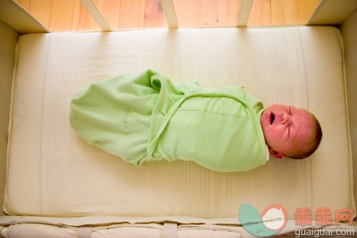 概念,构图,图像,摄影,婴儿用品_73264948_A one week old swaddled baby lies sleeping in a basinet._创意图片_Getty Images China