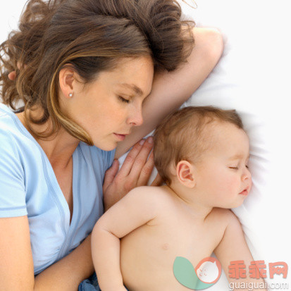 摄影,白色,白色背景,父母,母亲_stk206375rke_elevated view of a mother sleeping with her baby (12-18 months)_创意图片_Getty Images China