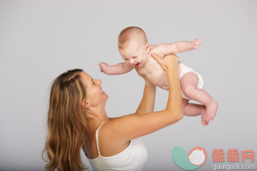 摄影,肖像,父母,母亲,核心家庭_57224249_Portrait of woman holding baby in air_创意图片_Getty Images China