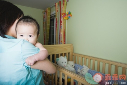 家庭生活,摄影,婴儿用品,婴儿床,父母_71419151_Mother holding Asian baby next to crib_创意图片_Getty Images China