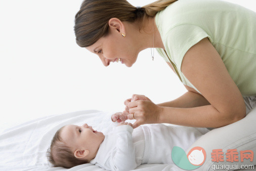 沟通,家庭生活,摄影,父母,母亲_57533057_Mother and baby playing_创意图片_Getty Images China