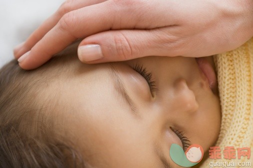 概念,视角,构图,图像,摄影_73772634_Close up of Hispanic sleeping baby with mother's hand on cheek_创意图片_Getty Images China