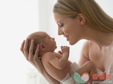 概念,构图,图像,摄影,视角_73782372_Mother smiling at newborn baby_创意图片_Getty Images China