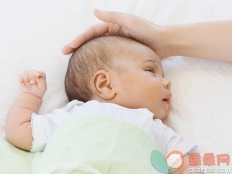 概念,视角,构图,图像,摄影_73773480_Close up of mother touching newborn baby's head_创意图片_Getty Images China