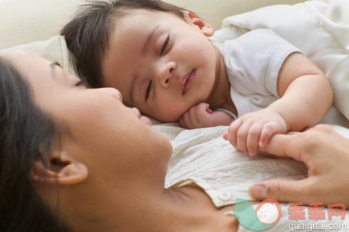 摄影,拿着,拥抱,父母,母亲_56972237_Mother and baby sleeping together_创意图片_Getty Images China