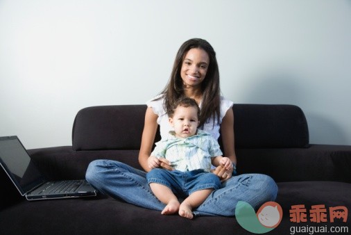 概念,主题,家庭生活,肖像,摆拍_72007018_Young African mother with baby on lap_创意图片_Getty Images China