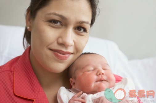 概念,主题,健康保健,视角,构图_73773304_Hispanic mother holding newborn baby_创意图片_Getty Images China