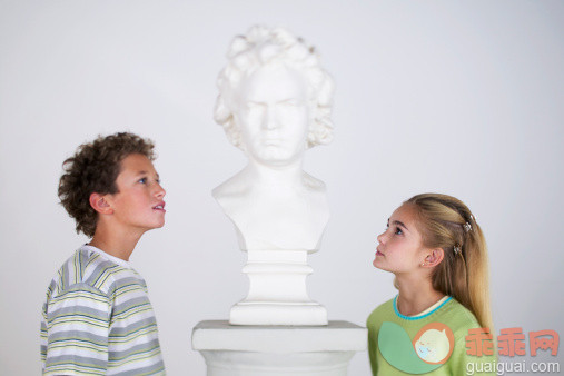 人,室内,白人,雕塑,看_78719832_Children Looking at Sculpture_创意图片_Getty Images China