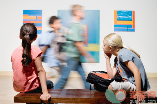 人,活动,家具,教育,室内_78617475_Elementary Students at Art Gallery_创意图片_Getty Images China