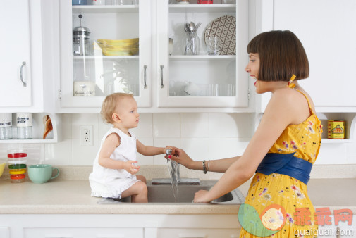 概念,构图,图像,摄影,人际关系_200565217-001_Mother and baby girl (9-12 months) in kitchen holding the water faucet_创意图片_Getty Images China